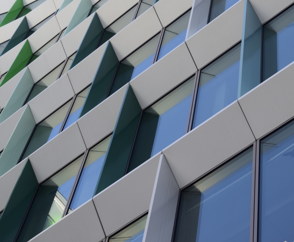 irodaház színes ablakokkal